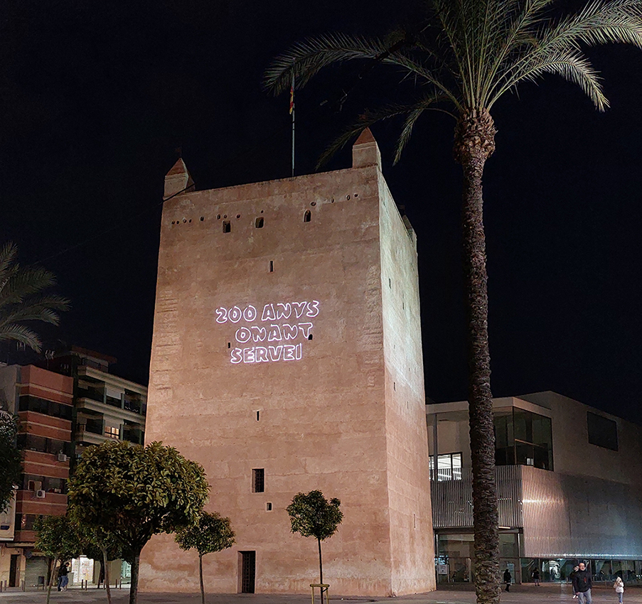 Torre iluminada en el casco histórico de Torrente.